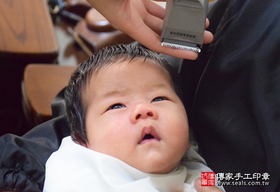 剃胎毛、滿月剃頭、嬰兒剃頭、嬰兒理髮、嬰兒剃髮、嬰兒剃胎毛、嬰兒滿月剃頭、寶寶剃頭、剃胎毛儀式、剃胎毛吉祥話、滿月剃頭儀式、滿月剃頭吉祥話、寶寶剃胎毛、寶寶滿月剃頭理髮、 台中西區剃胎毛、台中西區滿月剃頭、 台中西區嬰兒剃頭剃胎毛、台中西區嬰兒理髮、台中西區嬰兒剃髮、莊寶寶(台中西區到府嬰兒寶寶滿月剃頭理髮、免費到府嬰兒剃胎毛儀式吉祥話)。到府剃頭剃胎毛主持、專業拍照、DVD光碟、證書。★購買「臍帶章、肚臍章、胎毛筆刷印章」贈送：剃頭、收涎、抓周，三選一。2016.01.30 照片17